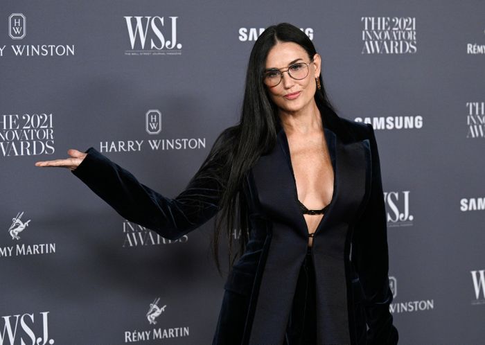  Nữ diễn viên Demi Moore không đồng ý việc phụ nữ phải cắt tóc ngắn khi đã lớn tuổi. Ảnh: E!Mundo. 