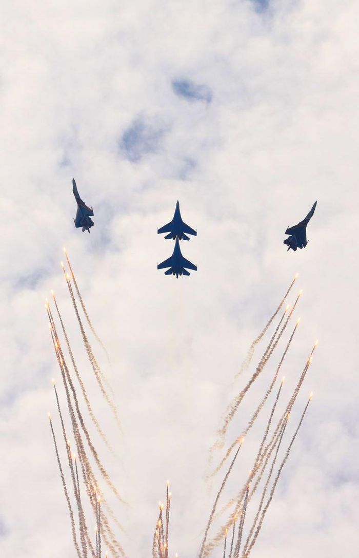 Biên đội 4 chiếc Su-35S của nhóm Tráng sĩ Nga trình diễn kỹ thuật lái có tên gọi Fontan