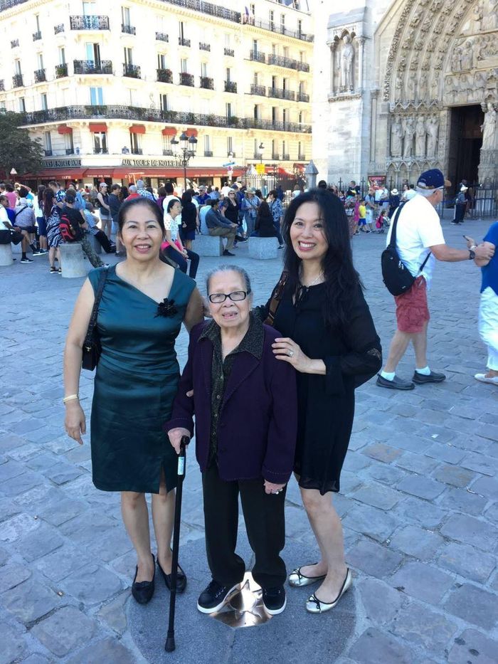 NS Khánh Hợi cùng hai con gái và con rể thăm Nhà thờ Đức Bà Paris