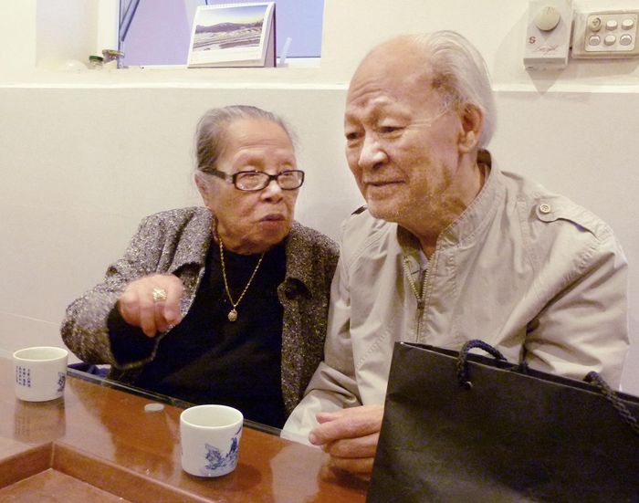 Hai lão NS Khánh Hợi &amp; Tiêu Lang ôn lại kí ức, tại 48 Hàng Đào, Hà Nội. Ảnh: Nguyễn Hữu Bảo