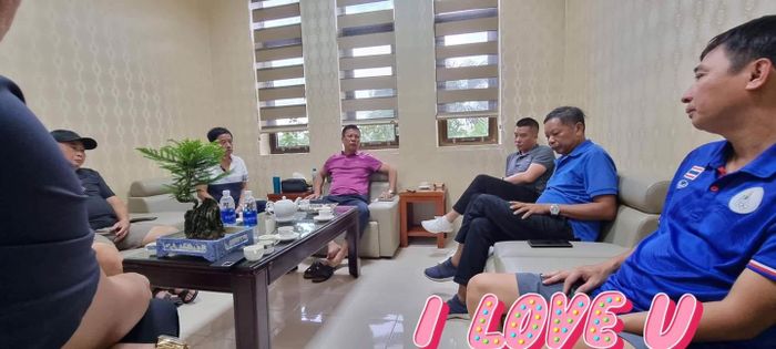 Đại diện CLB Nam Định gặp mặt các CĐV vào sáng ngày 16/8. Ảnh: Cuong Do Manh