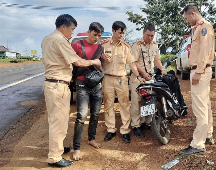 Tổ công tác thuộc Đội Cảnh sát giao thông đường bộ số 3 bắt giữ đối tượng Sĩ cùng tang vật