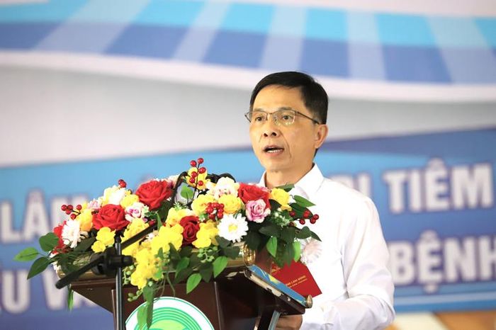 Đồng chí Đặng Trí Dũng - Ủy viên Ban Thường vụ Tỉnh ủy, Phó Chủ tịch UBND tỉnh Lâm Đồng phát biểu chỉ đạo tại lễ phát động và kêu gọi người dân trên địa bàn tỉnh chủ động tiêm vắc xin phòng Covid-19 đầy đủ