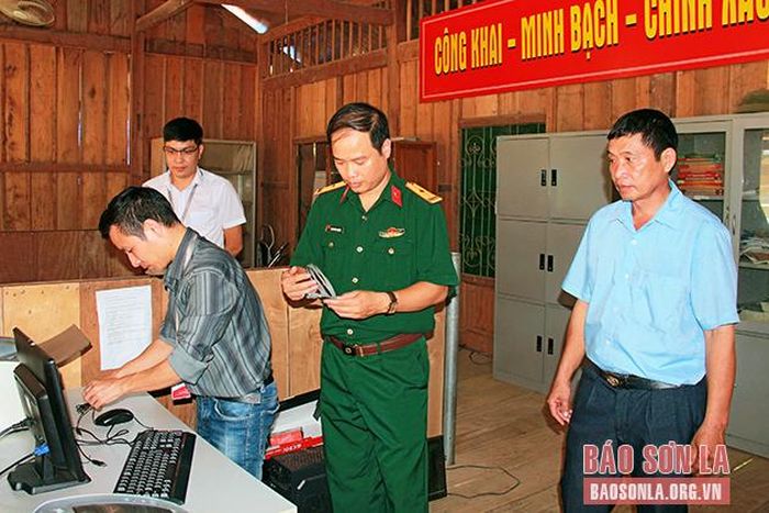 Viettel Sơn La hỗ trợ lắp đặt máy tính tại bộ phận 1 cửa của xã.