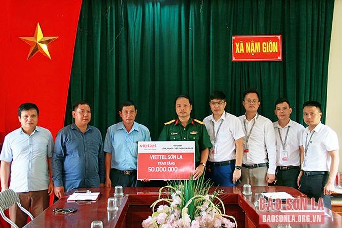 Viettel Sơn La tặng xã 50 triệu đồnghỗ trợ xã Nậm Giôn.