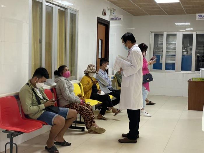 Khách hàng chờ khám, tư vấn HIV/AIDS