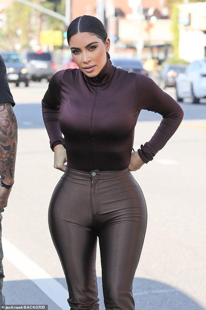 Kim Kardashian có sở thích mặc đồ siêu bó, từ trang phục diện ra phố cho đến váy áo đi trên thảm đỏ. Ảnh: NY Post.