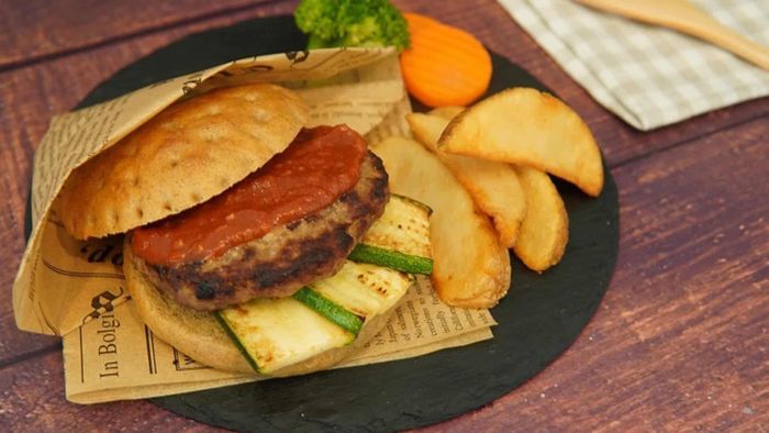  Zipair phục vụ món bánh mì kẹp thịt và mì ống có thành phần từ bột dế. Ảnh: Wasecafoods. 