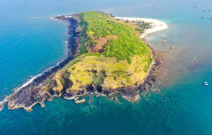  Đảo hòn Chùa có kích thước 0,22 km2, nằm gần bờ, được hình thành từ hoạt động phun trào núi lửa hàng triệu năm trước. Theo ngư dân địa phương, trước đây trên đỉnh hòn đảo từng có một ngôi chùa, nơi ẩn tu của một thứ phi của chúa Nguyễn Ánh. Do vậy hòn đảo này có tên gọi hòn Chùa và phổ biến cho đến ngày nay. 