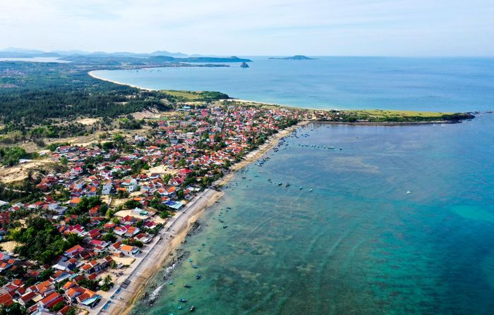  Bến tàu thơ mộng, bãi biển Mỹ Quang thuộc xã An Chấn, huyện Tuy An (Phú Yên). Thắng cảnh Hòn Chùa nằm giữa vị trí xã An Phú, TP Tuy Hòa và xã An Chấn, huyện Tuy An, tỉnh Phú Yên. 