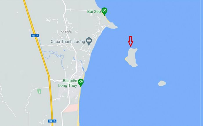  Hòn Chùa (mũi tên đỏ) thuộc vùng biển Long Thủy, xã An Phú, TP Tuy Hòa (Phú Yên). Ảnh: Google Maps. 