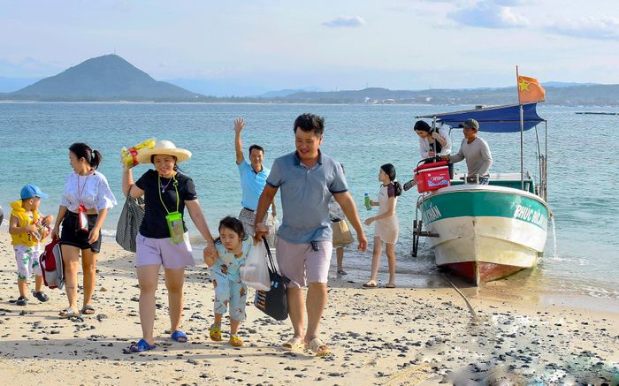  Mỗi năm, đảo hòn Chùa thu hút khá đông du khách đến tham quan, du lịch. Bà Nguyễn Thị Hồng Thái (Quyền Giám đốc Sở Văn hóa thể thao và Du lịch Phú Yên) cho biết: "Du khách có thể đến bãi biển Long Thủy - hòn Chùa để trải nghiệm lặn biển, câu cá, lướt ván, chèo thuyền kayak". 