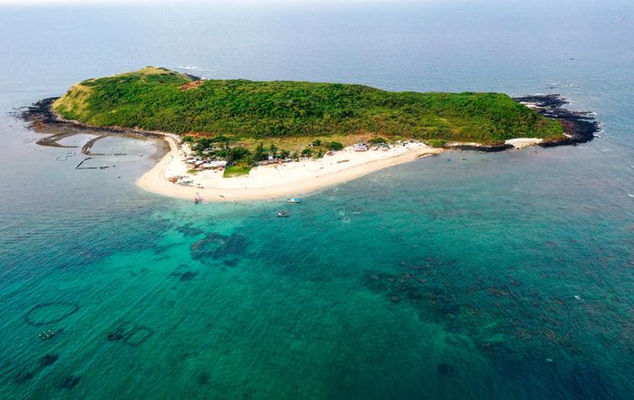  "Đến tham quan hòn Chùa, một trong những hòn đảo gần bờ của Phú Yên, tôi rất thích không gian biển trời hoang sơ nơi đây. Bờ cát mịn trắng trải dài với nước biển trong xanh mát lành tạo nên khung cảnh tuyệt vời để check-in, lưu lại kỷ niệm với vùng đất tuyệt vời này", nữ du khách cho biết thêm. 