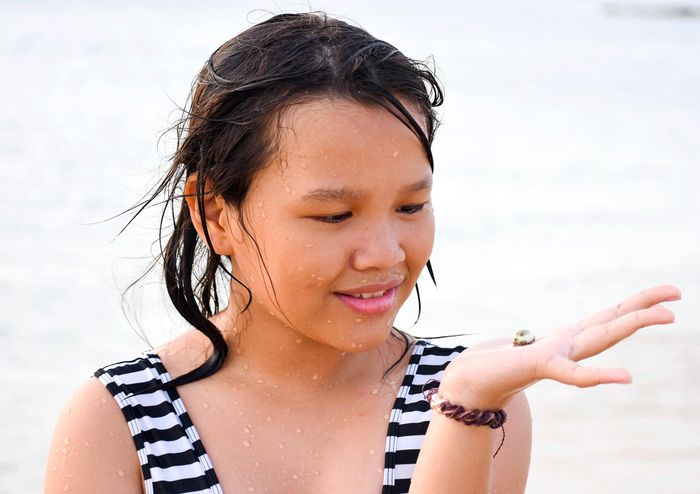  Bé Bảo Châu (du khách đến từ TP.HCM) thích thú khi nhặt vỏ ốc trên bãi tắm hòn Chùa. 