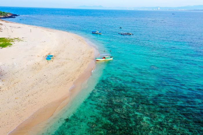  Bãi cát trắng trải dài hàng trăm mét quanh hòn đảo là địa điểm thích hợp cho du khách trải nghiệm tắm biển hay cắm trại qua đêm trên đảo. 