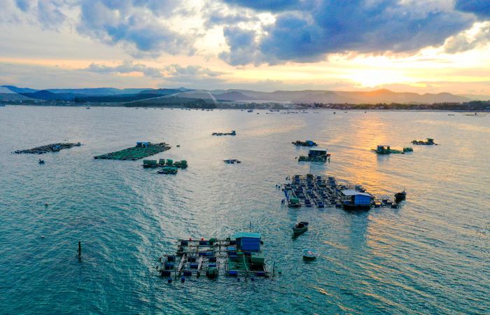  Hoàng hôn rực rỡ trên vùng biển Long Thủy - hòn Chùa. 