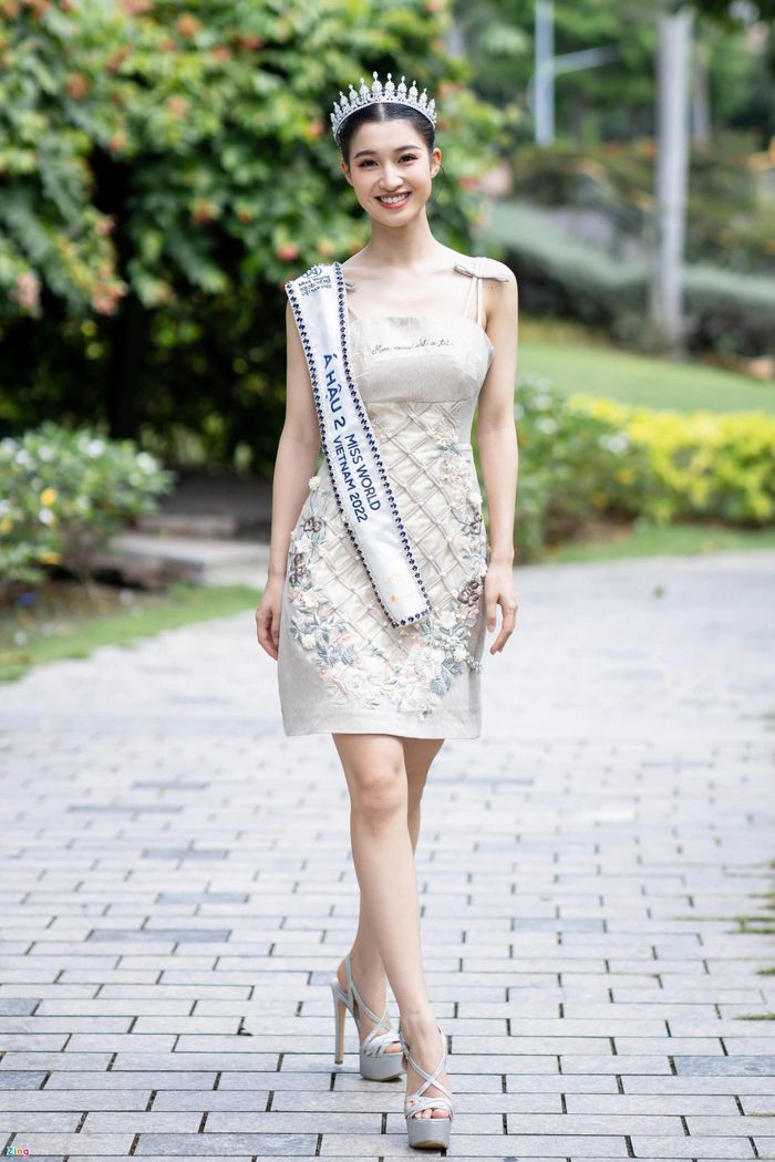  Bên cạnh đó, vì lần đầu thi sắc đẹp, Phương Nhi còn khá bỡ ngỡ, gặp nhiều khó khăn. Cô chia sẻ: "Trước đây, tôi chưa bao giờ tôi đi giày cao quá 5 cm. Trong cuộc thi, tôi phải sải bước trên những đôi giày cao 15 cm. Bản thân tôi là người khá tự ti. Bây giờ, tôi học được cách yêu bản thân và trân trọng những gì mình có". Ảnh: Phương Lâm. 