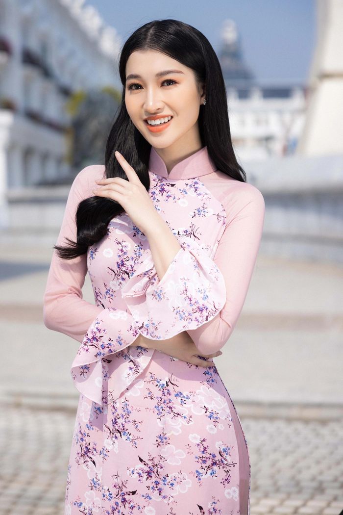 Từ vòng sơ khảo, Phương Nhi đã được chú ý bởi gương mặt sáng, đường nét thanh tú, nụ cười tươi. Cô giới thiệu bản thân học chuyên ngành Luật thương mại quốc tế, Đại học Luật Hà Nội, có thể giao tiếp cơ bản bằng tiếng Tây Ban Nha, tiếng Anh ở mức khá.