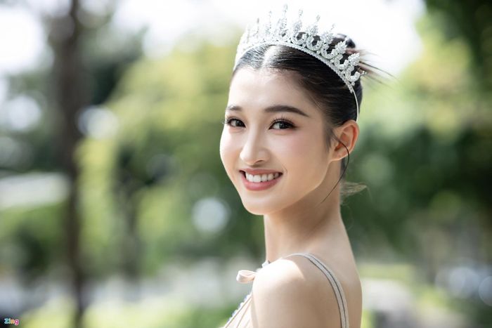  Trong cuộc phỏng vấn với Zing, Phương Nhi cho biết cô tham gia cuộc thi để "chữa bệnh" nhút nhát. Sinh viên Đại học Luật Hà Nội từng rụt rè, ấp úng trong giao tiếp, ứng xử. Cuộc thi đã cho cô cơ hội hoàn thiện mình và thể hiện quan điểm cá nhân. Ảnh: Phương Lâm. 
