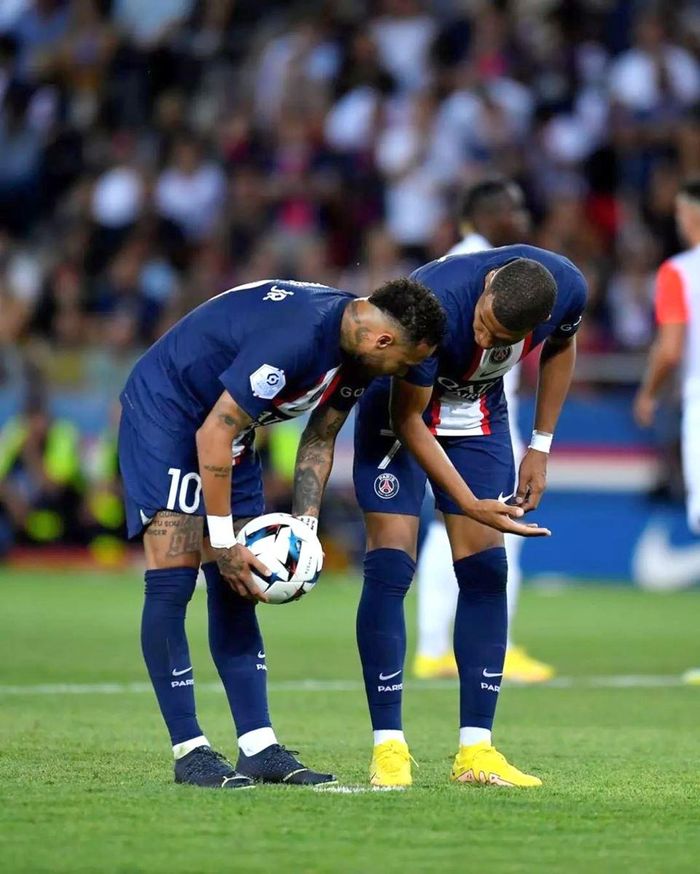 Hình ảnh gây chú ý ở trận PSG-Montpellier: Mbappe tranh đá phạt đền với Neymar