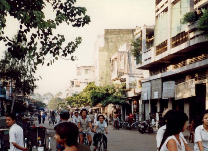 Bức tranh giao thông sinh động tại một con phố. Người dân đi bộ, ngồi hóng mát hay đứng tán gẫu ngay dưới lòng đường.