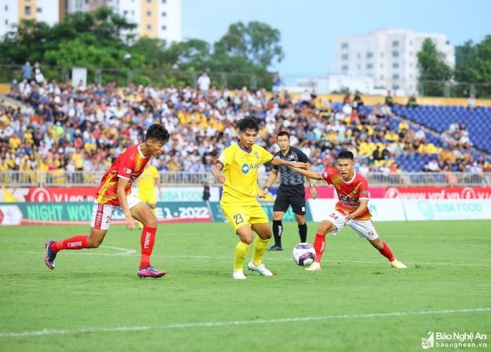 Sông Lam Nghệ An trong trận gặp Thanh Hóa. Ảnh tư liệu Chung Lê