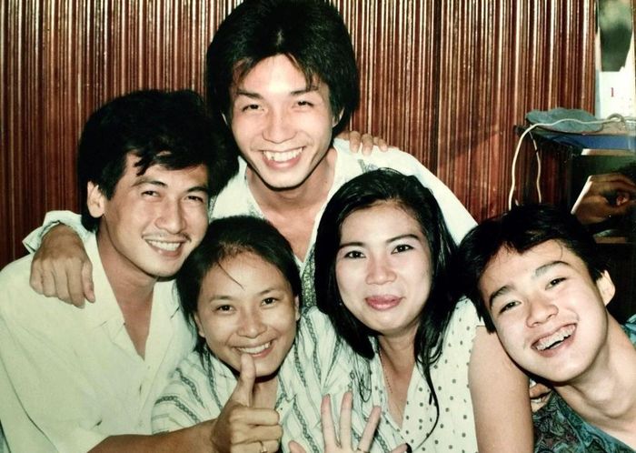 Nguyễn Huỳnh (ngoài cùng bên trái) chụp ảnh cùng Đoàn Minh Tuấn, Ngọc Hiệp, Minh Huyền, Thế Phương.