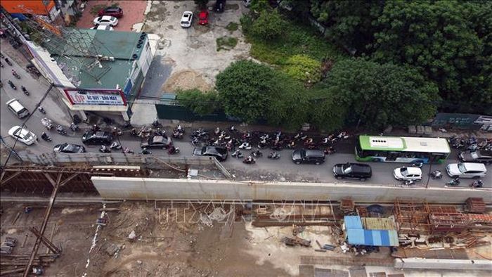 Tuyến đường Tố Hữu (quận Hà Đông) thường xuyên xảy ra ùn tắc vào bất kể các khung giờ bởi lòng đường bị "lô cốt" chiếm khá nhiều diện tích.
