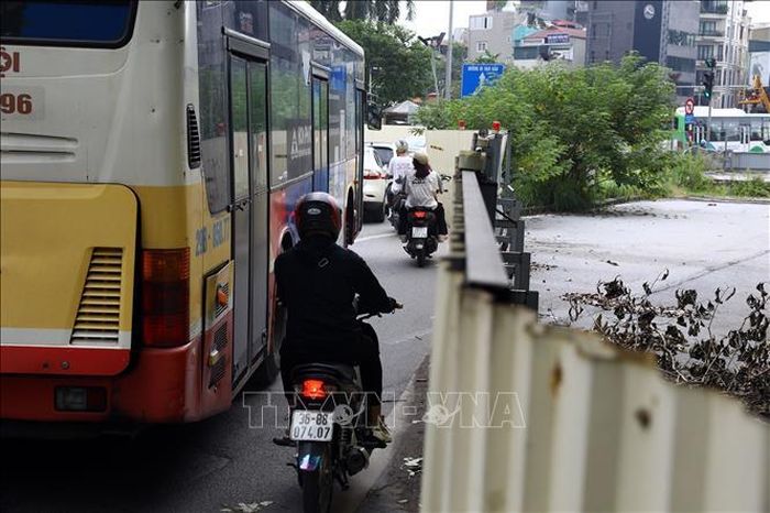 Tại đường Kim Mã (quận Ba Đình), công trường thi công ga ngầm metro Nhổn - ga Hà Nội vẫn ì ạch chậm tiến độ, rào chắn công trình xâm lấn một phần đường tạo thành nút thắt cổ chai khiến các phương tiện giao thông khó khi di chuyển trong nhiều năm nay.