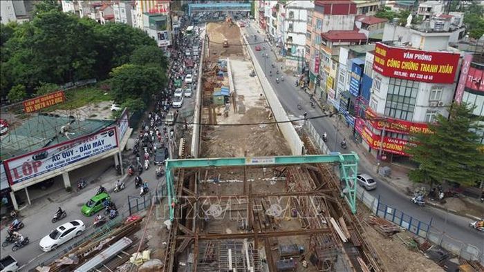 Khu vực đường Tố Hữu được rào chắn để thi công hầm chui nút giao thông Khuất Duy Tiến - Lê Văn Lương - Tố Hữu. Việc thi công kéo dài đã làm ảnh hưởng đến giao thông tại khu vực.