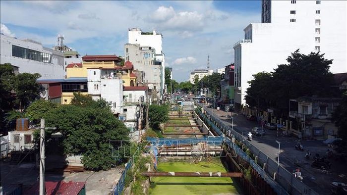 Cả một đoạn đường Trần Hưng Đạo (quận Hoàn Kiếm) được rào chắn để thi công nhà ga ngầm của tuyến đường sắt đô thị Nhổn - ga Hà Nội. Do một số lý do, công trình sau 1 năm nghỉ thi công, đến giờ mới đang được khởi động trở lại.