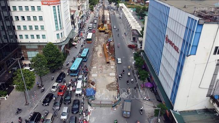 Tuyến đường Chùa Bộc (quận Đống Đa) đang thi công cầu vượt chữ C.