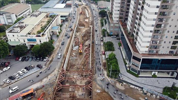 Tuyến đường Lê Văn Lương (quận Thanh Xuân) rào chắn để thi công hầm chui.