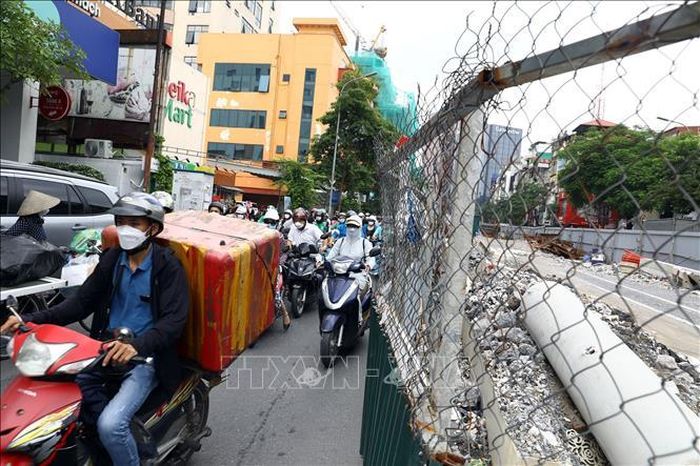 Việc rào chắn trên các tuyến đường thi công khiến giao thông xung quanh khu vực thường xuyên xảy ra ùn tắc.