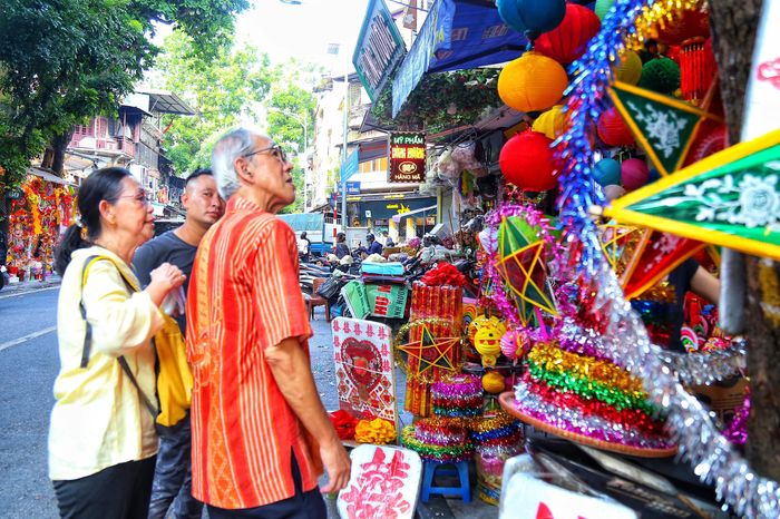 Không chỉ có các bạn trẻ tới đây vui chơi, mà ngay cả những người lớn tuổi cũng đã bắt đầu rục rịch tới mua đồ trang trí cho ngôi nhà mỗi khi dịp Tết Trung thu về.