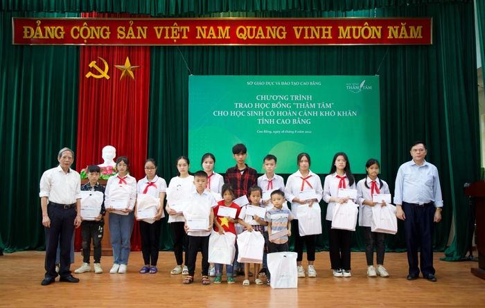 Các học sinh có hoàn cảnh khó khăn tại Cao Bằng nhận Học bổng Thâm Tâm lần đầu tiên