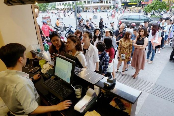  Giới trẻ xếp hàng dài chờ mua trà sữa.