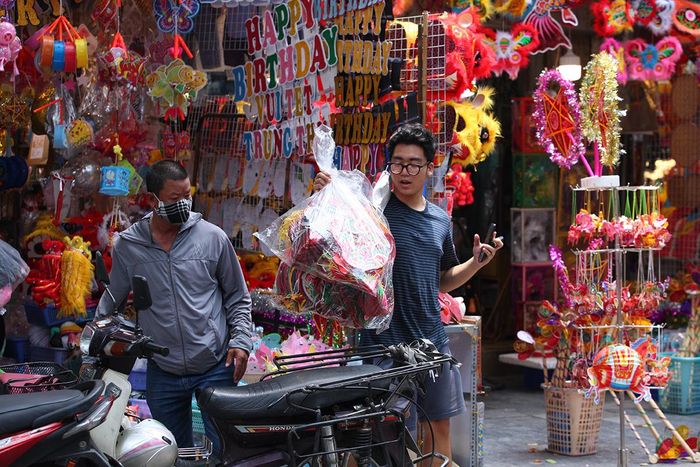 Thời điểm này trên phố Hàng Mã rất nhộn nhịp, các cửa hàng đều tất bật giao dịch mua bán.