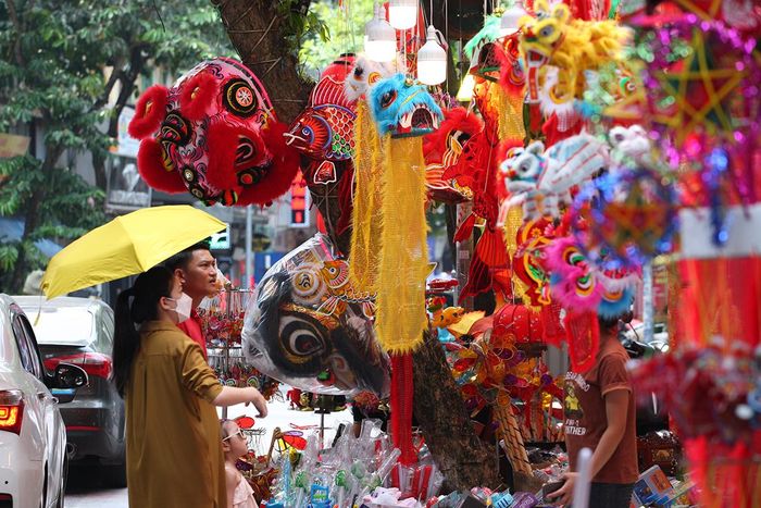 Nhiều gia đình đã đưa con đi mua sắm đồ Trung thu từ rất sớm.