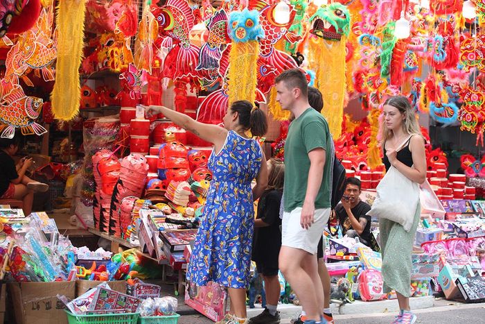 Thăm quan phố Hàng Mã dịp Trung thu là trải nghiệm khó quên đối với khách du lịch nước ngoài.