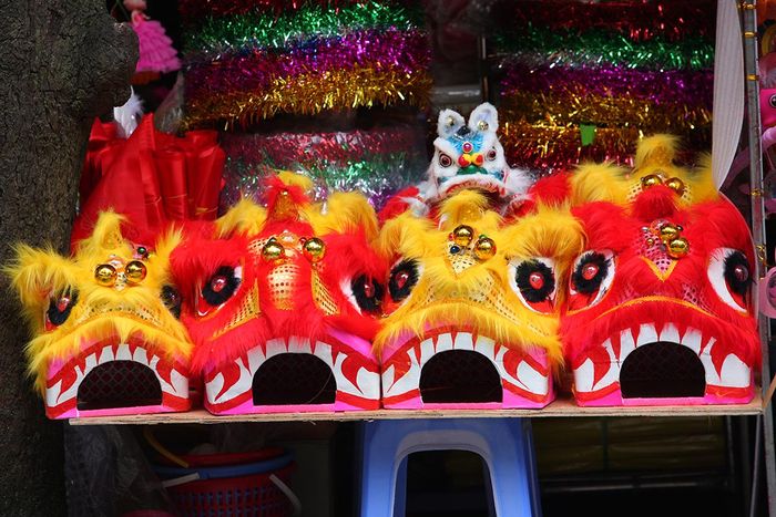 Đầu lân phong cách mới đẹp và bắt mắt, một biến thể từ mẫu đầu sư tư truyền thống làm từ giấy.