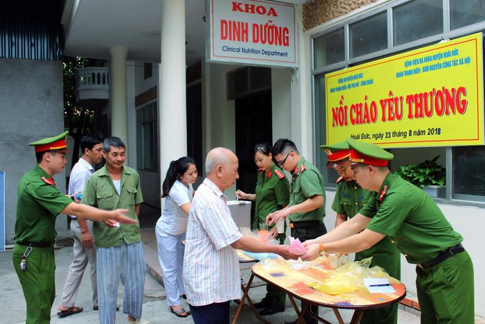 Hình ảnh các chiến sĩ công an phát cháo cho bệnh nhân nghèo ở Hà Nội đã không còn lạ lẫm