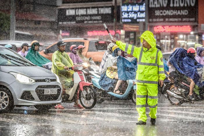 Bám trụ trong nắng hè oi bức hay trong những cơn mưa nặng hạt, lực lượng Cảnh sát giao thông vẫn miệt mài làm nhiệm vụ phân luồng, đảm bảo an toàn giao thông trên mọi tuyến đường