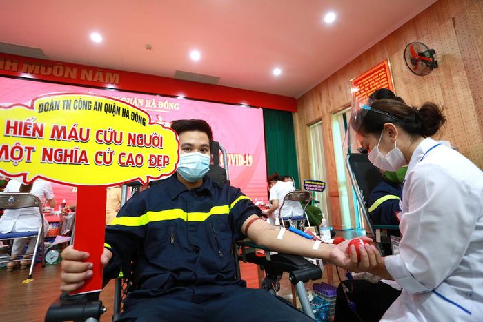 Hiến máu tình nguyện trong những năm qua cũng đã trở thành việc làm có tính chất truyền thống của lực lượng Công an Thủ đô, góp phần tô thắm thêm hình ảnh người chiến sĩ Công an nhân dân “Vì nước quên thân, vì dân phục vụ”
