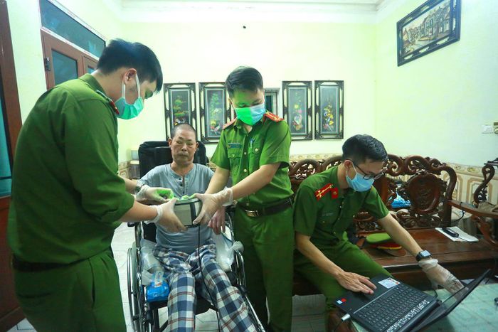 Sự phục vụ tậm tâm, tận lực của các chiến sĩ công an đến tận nhà làm Căn cước công dân gắn chíp đã để lại dấu ấn đậm nét trong trái tim của người dân Thủ đô