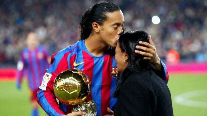 ...Trước đó là ông anh, quái kiệt Ronaldinho đoạt QBV 2005.