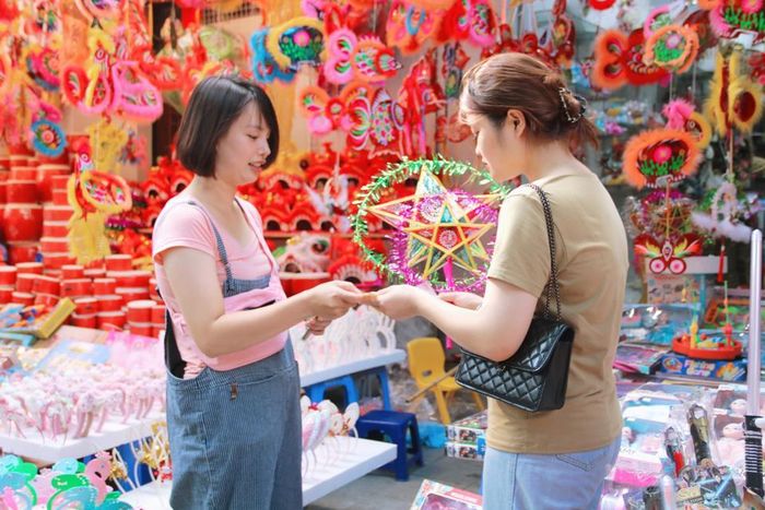 Chị Thanh, chủ cửa hàng bán đồ chơi Trung thu tại số 74 Hàng Mã cho biết, năm nay chị nhập về các mặt hàng đồ chơi truyền thống nhiều hơn các đồ chơi hiện đại. Bởi theo chị, các mặt hàng truyền thống vừa đa dạng, gần gũi lại thân thiện với môi trường, đồng thời cũng góp phần gìn giữ giá trị truyền thống.