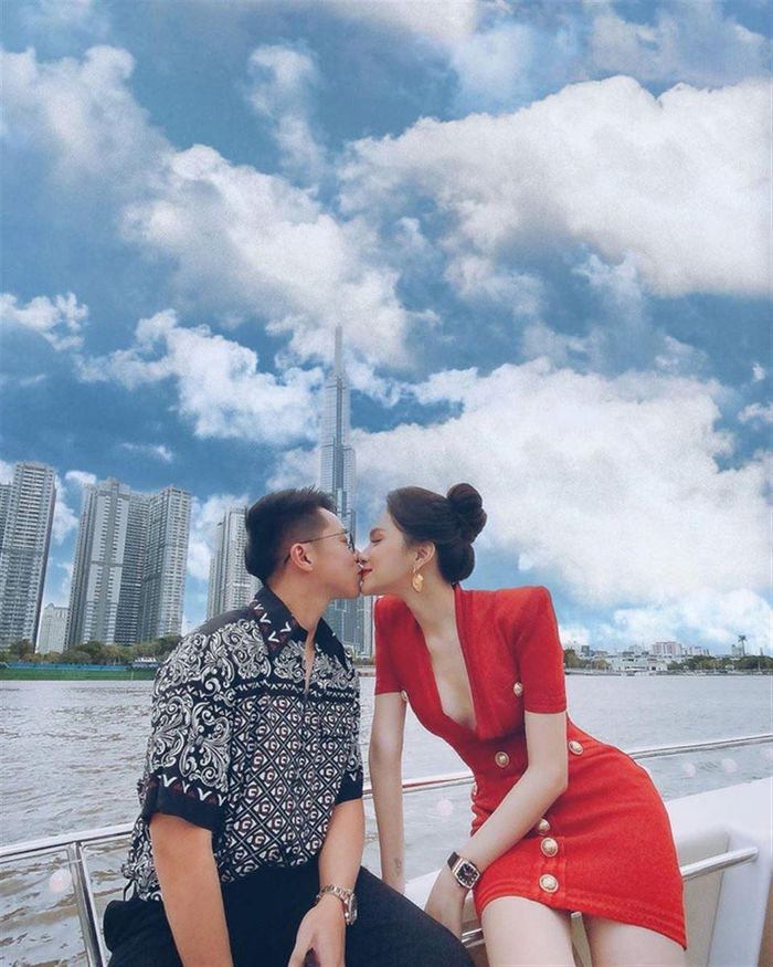 Đặc biệt, hai người còn dành thời gian nghỉ dưỡng cùng nhau trong những chuyến du lịch dài ngày. Cả hai đã có nhiều kỉ niệm đẹp từ check in sang chảnh trên du thuyền đến khóa môi thắm thiết tại Đà Lạt.