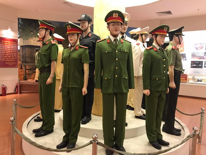 Trang phục xuân hè (tượng nam nữ bên trái) và thu đông (tượng nam nữ bên phải) của lực lượng cảnh sát hiện đang sử dụng.