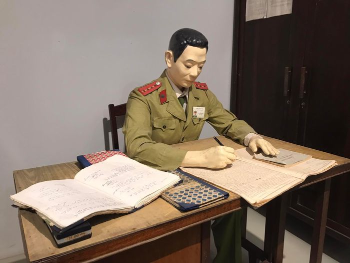 Đến năm 1982, lực lượng công an có trang phục mới. Trong ảnh là trang phục nam công an sử dụng từ năm 1982 – 1989.